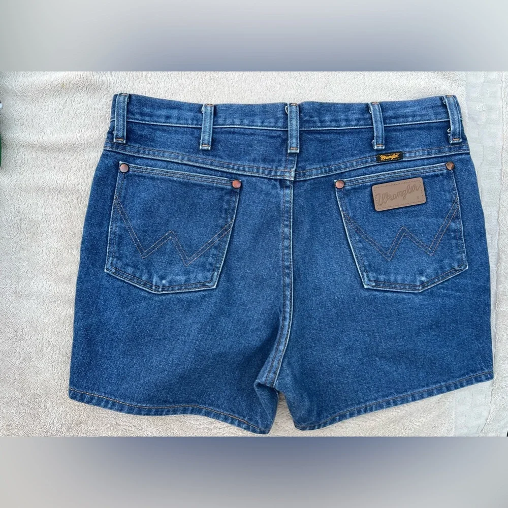 Wrangler Vintage Women’s Denim Shorts size 34 EUC - Picture 2 of 6